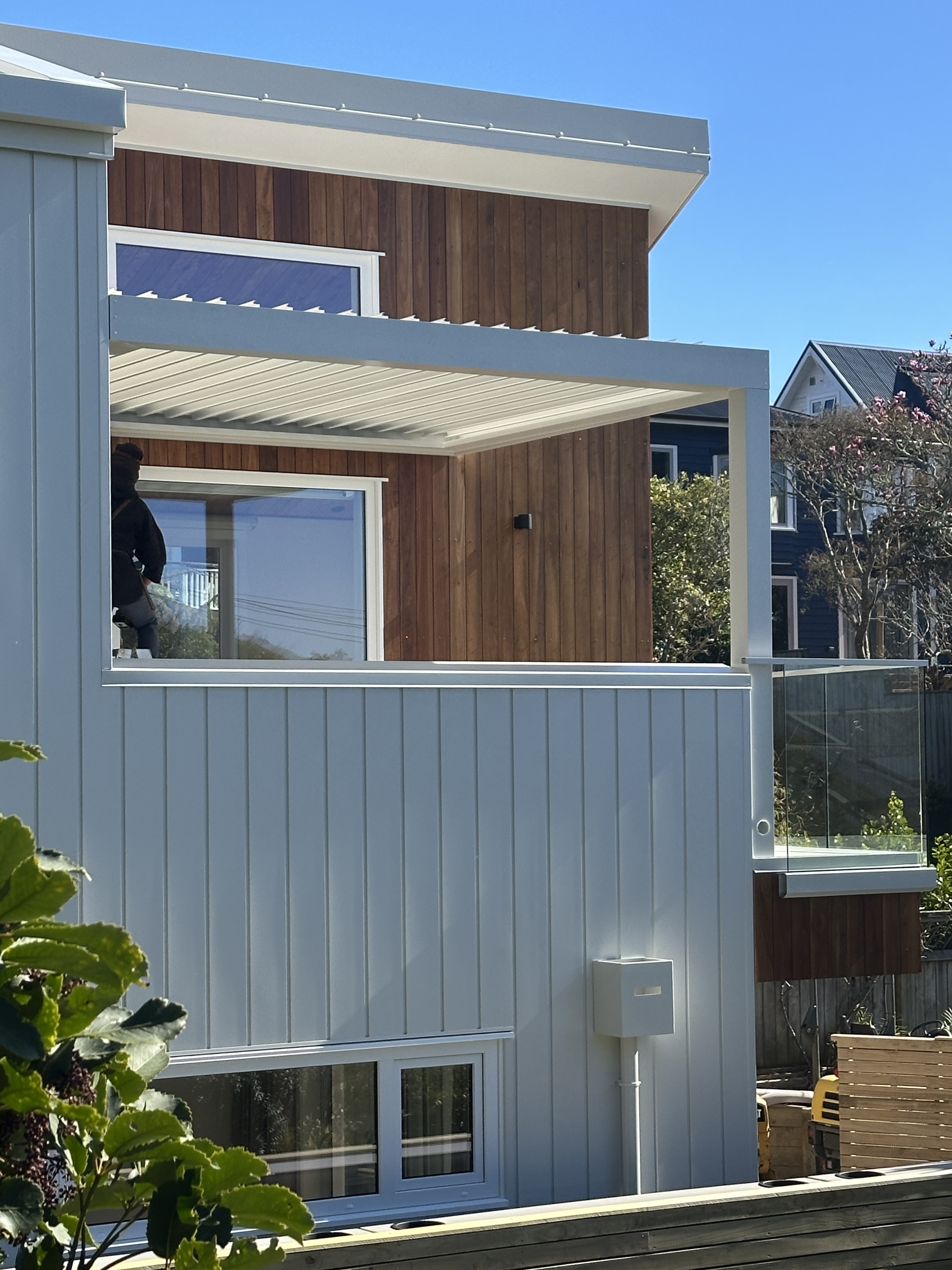 Automated opening roof louvres reflecting sunlight
